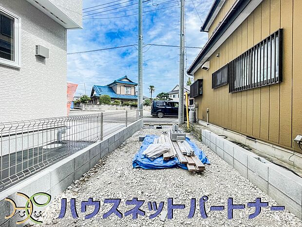 ゆったりとした駐車スペースを確保いたしましたので、大きめのお車でも駐車可能です。自転車やバイクなど、ゆとりのある敷地で置き場所に困ることはないでしょう。