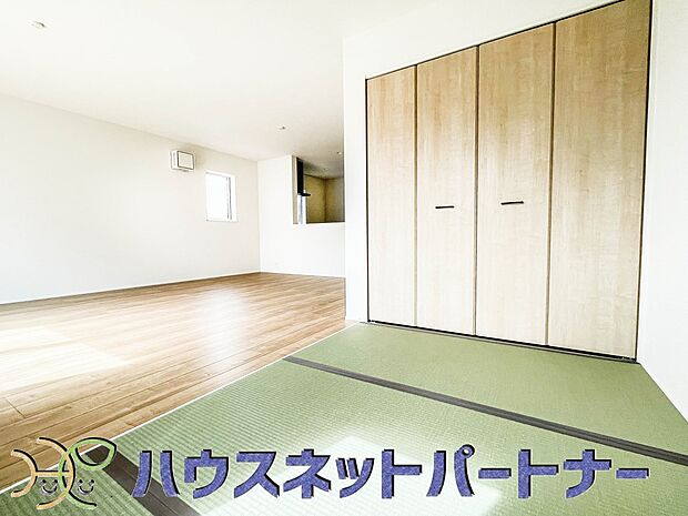 リビングの続き間としても利用できる和室。畳の香りに包まれながら普段は子供の遊び場やご両親様のお部屋として、急な来客の場合は襖を締め切り客間としても利用可能。