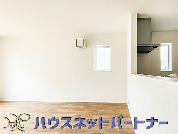 カウンターキッチンなら、リビングで遊ぶ子供の様子を見ながら料理ができるので安心です。料理を運んでもらったり、子供にお手伝いしてもらいやすいのもいいですね♪