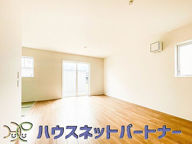 忙しい朝でも家族揃って食事をして頂ける、ゆとりある大きさのダイニングスペース。奥様の手料理をカウンター越しに受けとって頂き、テーブルで囲む素敵な時間を存分にお愉しみ下さい。