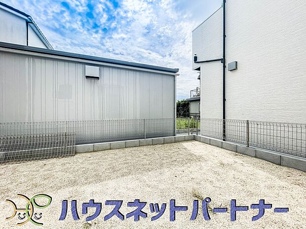 お庭があるって嬉しいですよね。花や野菜を育てたりお子様のブランコを置いたり。家族が楽しむスペースです。