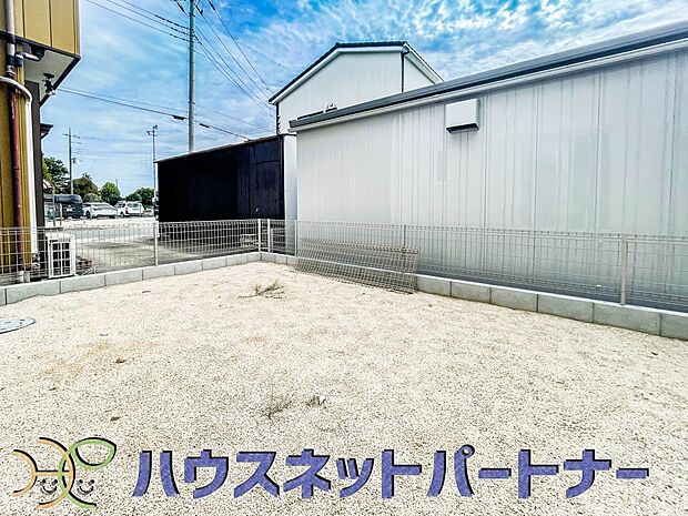 一戸建ての醍醐味は、何といっても庭があること。花や野菜を育てたり、子供と遊んだり、お客様を迎えたり…。大切なペットと過ごす心地良いスペースにもなりますね。