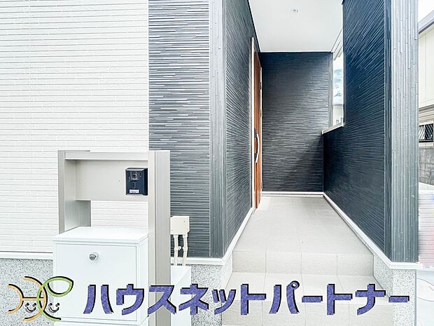お客様も迎える玄関は高級感のある造りです。