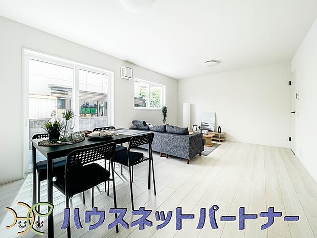 太陽の光が照らす明るいリビングは、開放感があり通風・採光に優れ、心地よい光と風が舞い込んできます。心休まるリビングは何よりも快適な時間を過ごせます。