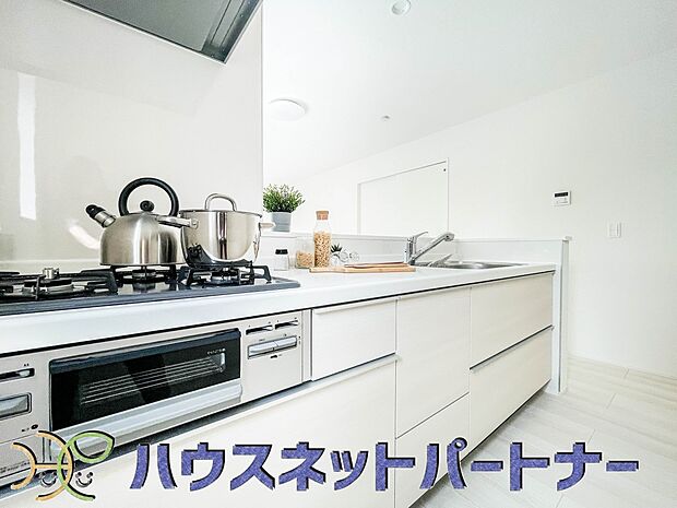 三口コンロで料理の幅を拡げてくれる使いやすいシステムキッチンを採用。洗い場も大きいので野菜や食器を洗ったりする際にも捗り、奥様の強い味方となってくれるはずです。