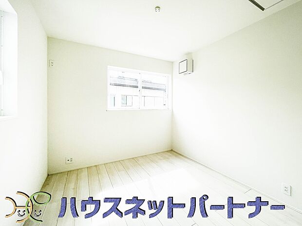 2面窓のお部屋は明るい日差しが2方向から差し込み、四季折々の風を感じられます。