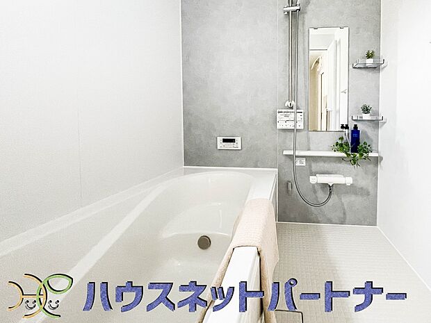 高級感溢れるカラーと大きさ・柔らかな曲線で構成された半身浴も楽しめるバスタブが心地よさをもたらします。