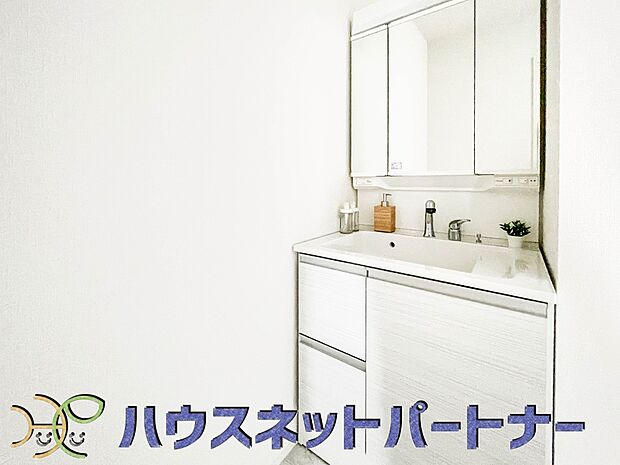 十分な大きさの洗面台は、身だしなみチェックや歯磨きなど、朝の慌ただしい時間でもホテルライクなスペースで余裕とゆとりを感じて頂けます。