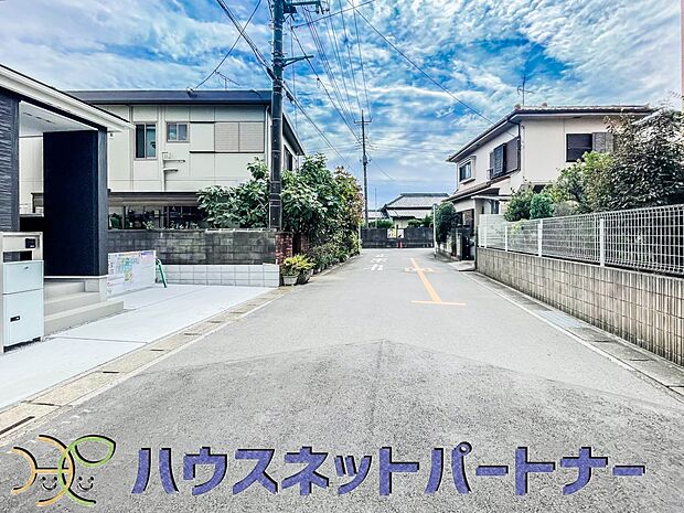 前面道路でお車を駐車するのも楽々。