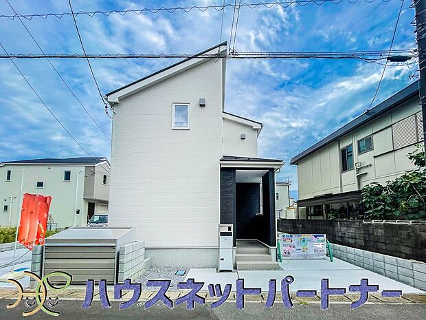 街に溶け合う美しい景観と、採光や風通しを考えて設計された間取り。近隣の視線を考え調整した窓位置など、外観だけでなく、住まうご家族の心地よさを最優先しました。