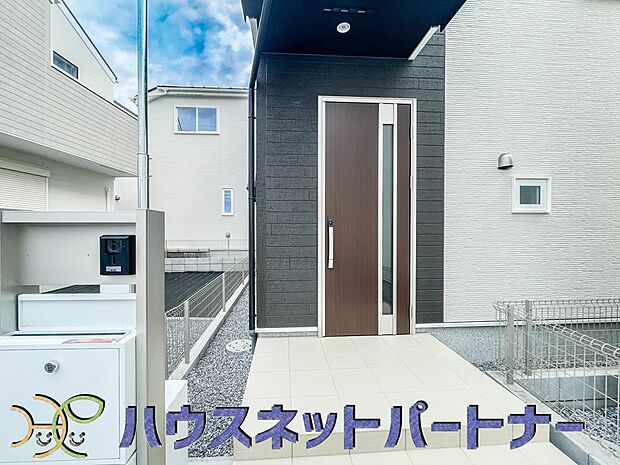 上質感漂う玄関へのアプローチ。居住者の帰り、訪れる方を優しく迎える・安らぎに満ちた生活空間を予感させる。健やかな暮らしを楽しめそう。
