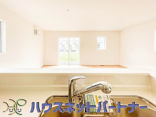 キッチン吊戸棚を無くす事によって、コミュニケーションを重視した設計に致しました。区画によって変わる一体感を、実際にご覧になって頂けましたらと思います。 