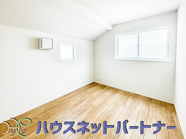 窓のある洋室は落ち着いた雰囲気のお部屋です。ベッドを置いてゆったりと心も体も休まるお部屋へ。