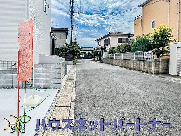 前面道路でお車を駐車するのも楽々。