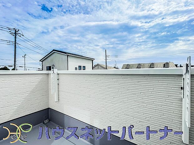 青い空が近くに感じるバルコニーは、爽やかな風をお部屋へ運んでくれます。