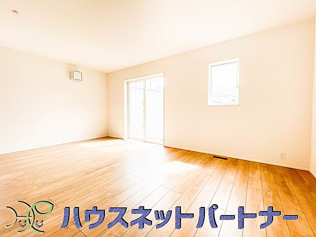 通風・採光に優れ、心地よい光と風が溢れています。 贅沢で豊かな居住性と、プライドを満たすクオリティが見事に調和した住空間。新築ならではの快適なひとときをご体感頂ける筈です。