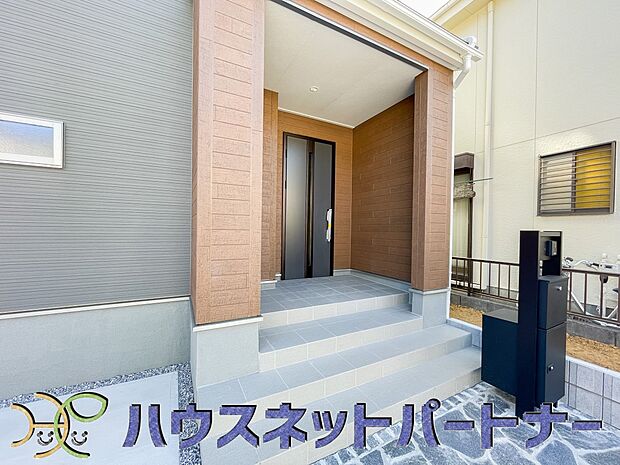 玄関の扉を開けるとそこは家族の待つお家。笑い声が聞こえてきそう。