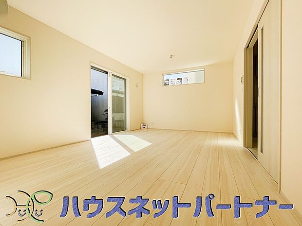 通風・採光に優れ、心地よい光と風が溢れています。 贅沢で豊かな居住性と、プライドを満たすクオリティが見事に調和した住空間。新築ならではの快適なひとときをご体感頂ける筈です。