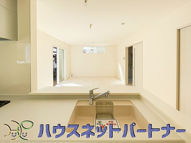 人工大理石のワークトップやシンクは、水を流しただけできれいになったように見えます。白いキッチンは明るく清潔感があり、とっても素敵です。