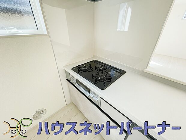 三口コンロで料理の幅を拡げてくれる使いやすいシステムキッチンを採用。洗い場も大きいので野菜や食器を洗ったりする際にも捗り、奥様の強い味方となってくれるはずです。