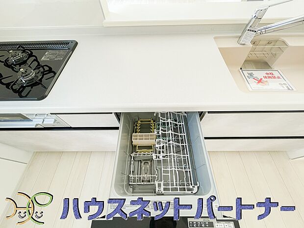 ビルトイン食器洗乾燥機完備。家事のお手伝いをしてくれる奥様の味方です。食器を洗っている間にお掃除など、様々なシーンで家事の時短に役立つ食洗機。省スペースのビルトインタイプを採用致しました。
