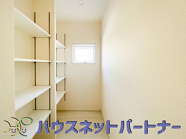 パントリーのあるゆったりキッチンは、お料理上手な奥様にぴったり。