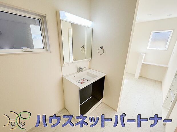 洗顔や手洗いはもちろん、シャンプーも行える多機能洗面台です。広い洗面台を使えば手洗い洗濯などにも利用できます。　