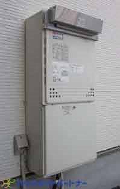 給湯機には環境にも家計にも優しいエコジョーズ。  エコジョーズなら、ガスの使用量を減らせ、CO2 の排出も少なくなるので、地球  温暖化防止に貢献でき、さらにガス料金の節約もできます。