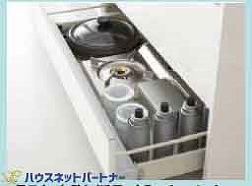 足元のデッドスペースをフル活用し、収納力と使い勝手を追求した「スライド  タイプ」