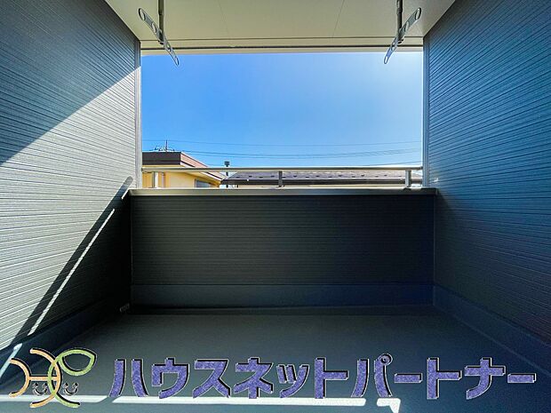 インナーバルコニーの一番のメリットは、雨が降っても使えるという事です。通常、インナーバルコニーは、上の屋根が掛かっていますので雨に濡れることがほとんどありません。