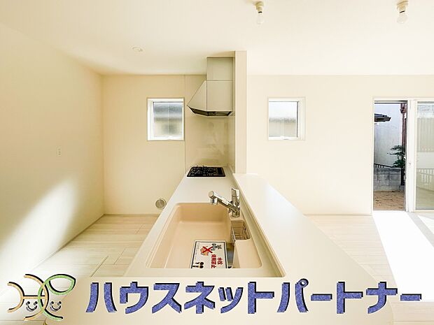 明るく開放的なオープンキッチン。家族とのコミュニケーションが取りやすく、みんなの笑顔が溢れます。