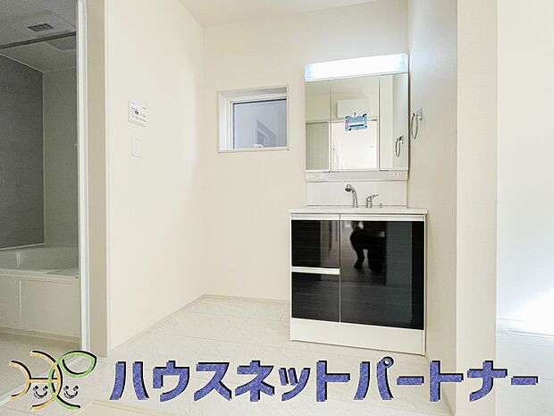 広い脱衣所、洗面台も大きなサイズを設置。建売では見ない広さと解放感。