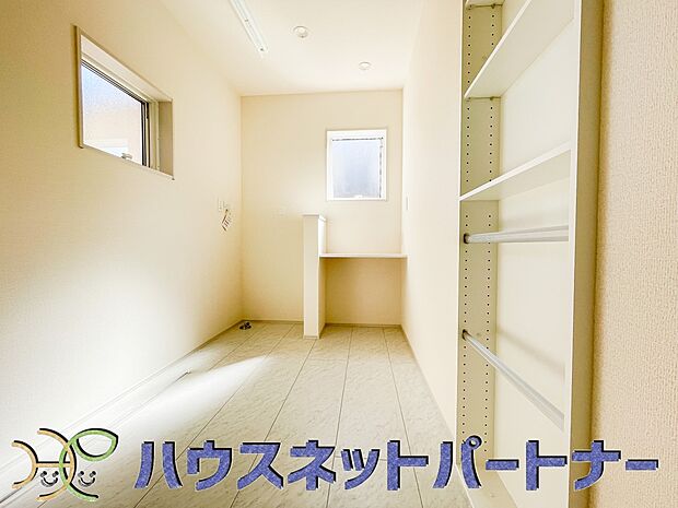 広いランドリースペースは着替えやタオルだけでなく、他の収納も十分における。