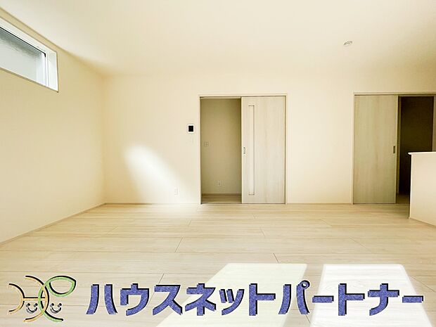 明るく開放的なダイニング。家族とのコミュニケーションが取りやすく、みんなの笑顔が溢れます