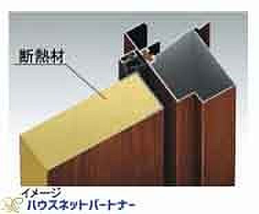 住宅の断熱性能は開口部の性能に大きく左右されます。リーブルガーデンで採 用しているドアは枠まで断熱仕様、窓ガラスには、日射熱や紫外線を大幅にカ ットできる遮熱Low−e複層ガラスを採用し、良好な室