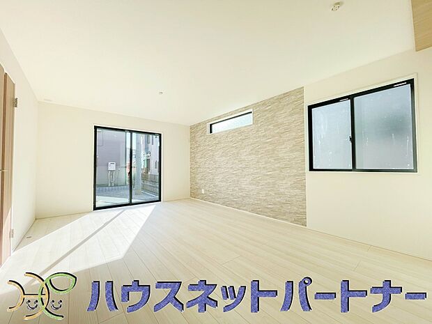 17帖のLDKは広々。光彩豊かでリラックスした空気がお部屋全体に広がります。