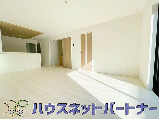 明るい日差し入るリビングは、お友達を招きパーティーが楽しめる広さですよ。