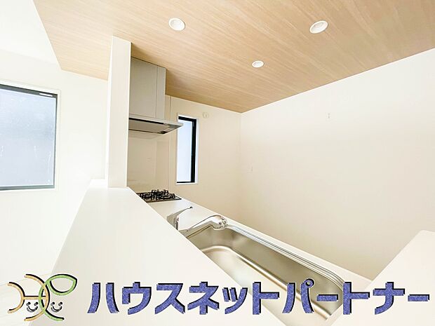 明るい自然光が入る作業スペースを多くとったキッチン採用。夫婦揃ってキッチンに立っても調理がしやすく、家事をしながら会話も弾みます。食器類もすっきりと片付く収納力。