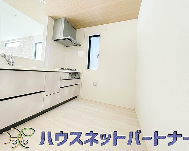 カウンターキッチンは広くて収納力もあるので、快適に料理をすることができます。食器や炊事用具を手の届くところに配置しやすいため調理もスピーディーです。