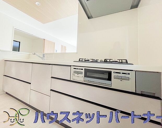 三口コンロで料理の幅を拡げてくれる使いやすいシステムキッチンを採用。洗い場も大きいので野菜や食器を洗ったりする際にも捗り、奥様の強い味方となってくれるはずです。