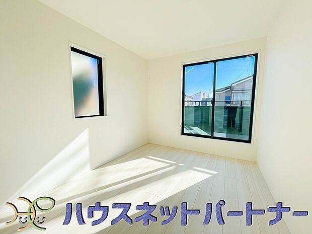 バルコニーに直接出入りできるお部屋です。ちょっと外の空気を吸いたい時や、ベランダでミニガーデニングなども楽しめそうです。