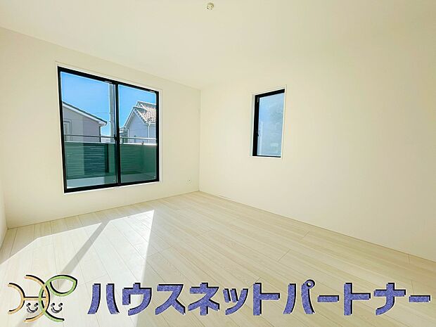 明るい窓のあるお部屋は子供部屋にぴったり。可愛い家具で素敵なお部屋に。