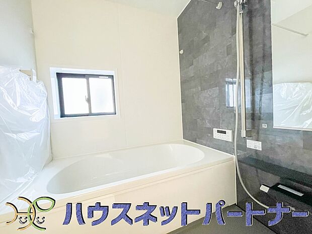 窓がある浴室は心地よいバスタイムを演出してくれます。早起きした日は朝風呂で一日の始まりです。