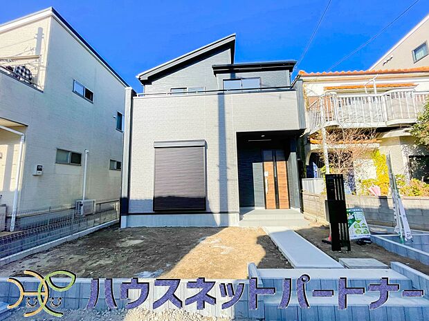 堂々たる趣ながら、主張し過ぎずどこか余裕を感じさせるシャープなフォルムで佇む邸宅は、晴天の空と照らし合わせる事で、本来あるべき完成形の姿を見せてくれます。