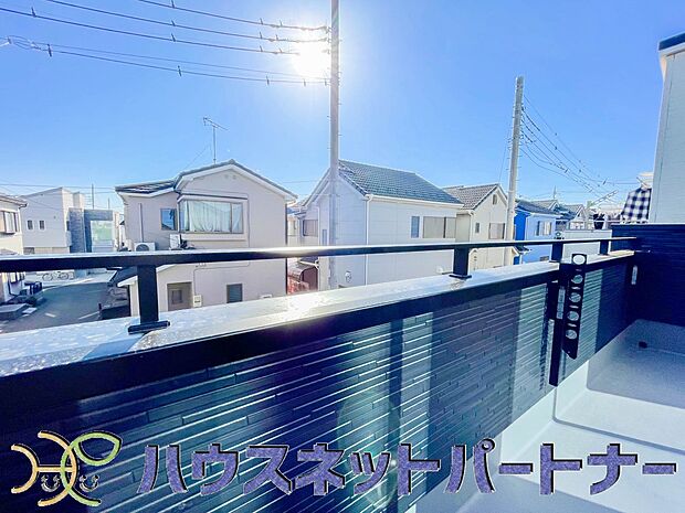 南バルコニーから差し込む陽光・通風は、住環境・快適性と共に有り続ける貴重な「財産」です。この新築戸建に住まう事で手に入れるものは、きっと日常にとっても貴重な存在となるはずです。