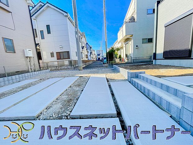 広々した駐車スペースは並列2台分。駐車が苦手な方もラクチンです。