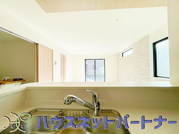 人工大理石のワークトップやシンクは、水を流しただけできれいになったように見えます。白いキッチンは明るく清潔感があり、とっても素敵です。