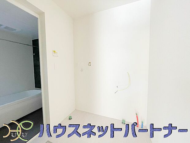 洗面室のある脱衣所は広々。脱いだお洋服をそのままお洗濯。