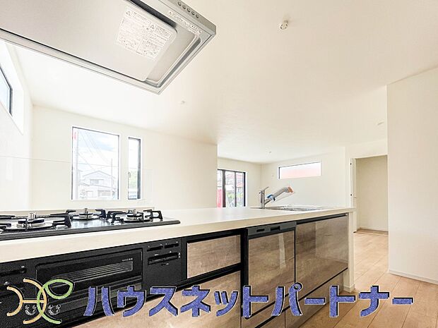 カウンターキッチンは広くて収納力もあるので、快適に料理をすることができます。食器や炊事用具を手の届くところに配置しやすいため調理もスピーディーです。