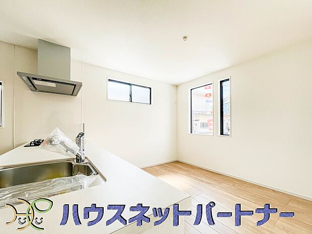 明るい自然光が入る作業スペースを多くとったキッチン採用。夫婦揃ってキッチンに立っても調理がしやすく、家事をしながら会話も弾みます。食器類もすっきりと片付く収納力。